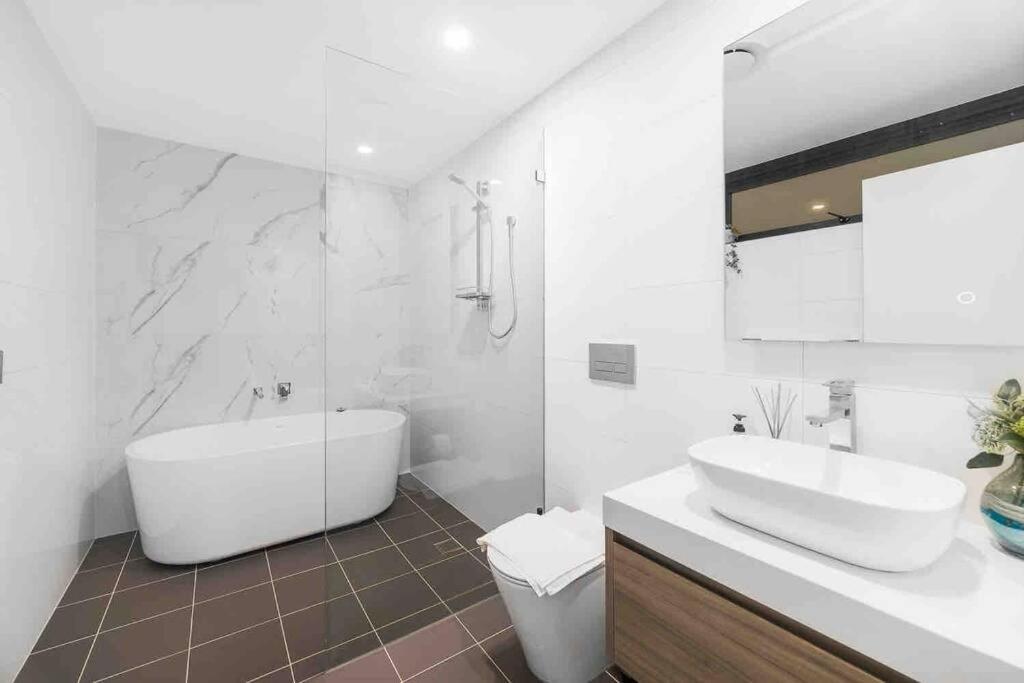 Luxury 3 Bedroom Apartment In Ryde シドニー エクステリア 写真