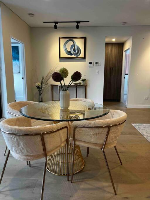 Luxury 3 Bedroom Apartment In Ryde シドニー エクステリア 写真